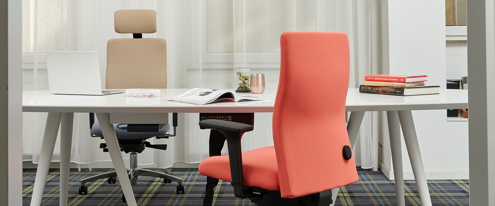De shape economy2 comfort-bureaustoelen met rondom gestoffeerde rugleuning hebben een anatomische rugleuningcontour voor optimale ondersteuning tijdens het werken.