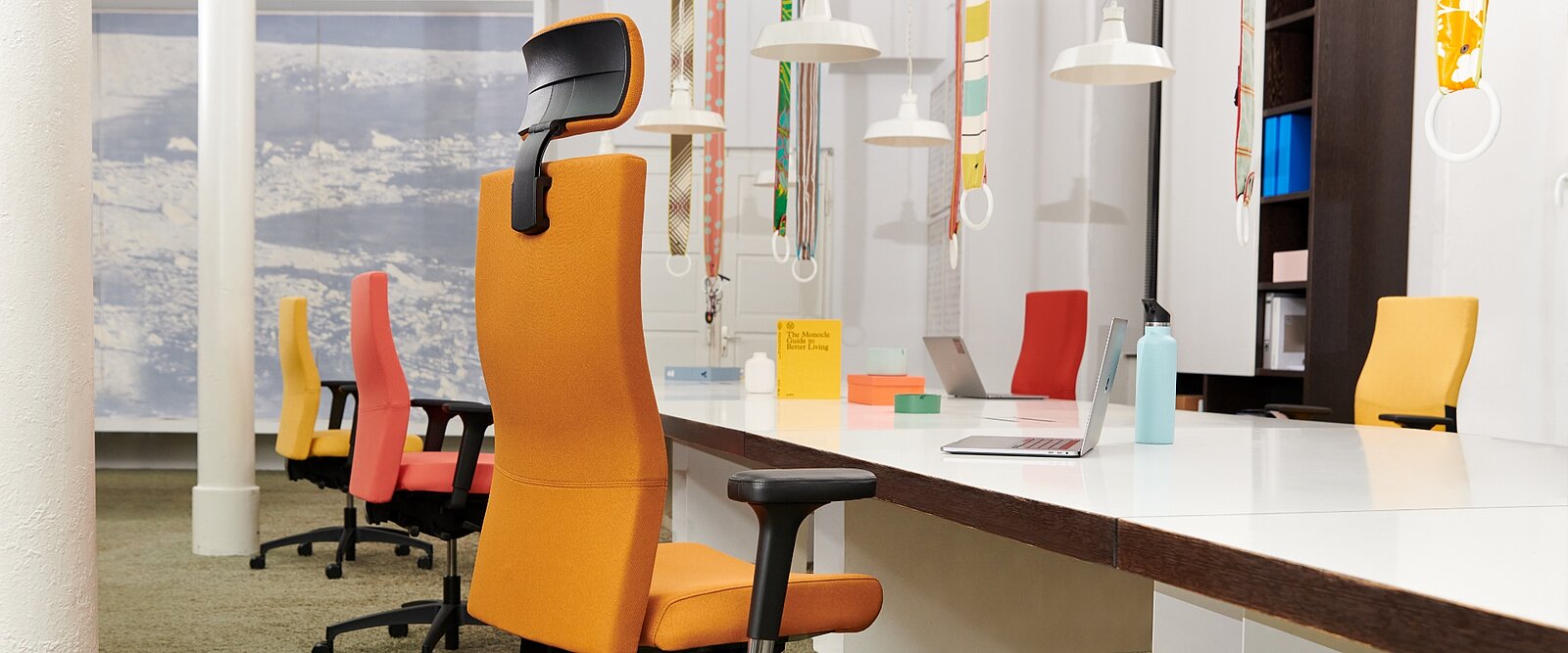 Met hun aantrekkelijke, markante look bieden de rondom gestoffeerde bureaustoelen frisse impulsen voor een energieke werkdag. (Shape XE)