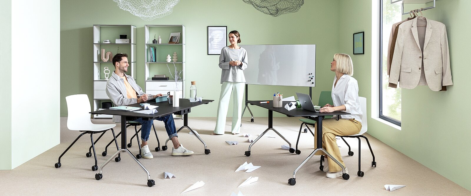 Doordat ze horizontaal stapelbaar zijn, kunnen de Fiore nesting stoelen en tafels snel worden ingezet voor meetings, workshops en seminars.